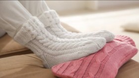 لماذا تشعر ببرودة القدمين كثيرا في الشتاء؟