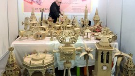 إبراهيم.. يُحول الكرتون المُهمل إلى تحف ومجسّمات فنية