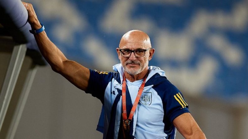 مدرب إسبانيا يُطالب بِهذه الأجرة نظير تمديد العقد