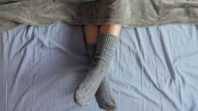 لماذا عليك أن ترتدي الجوارب أثناء النوم؟