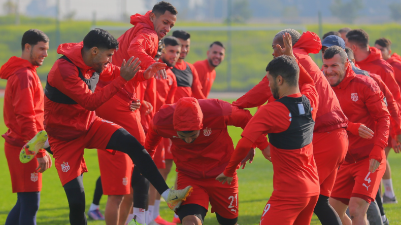 “كاف” يعيّن طاقم تحكيم مباراة شباب بلوزداد والأهلي المصري