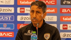 بالفيديو.. موقف محرج لمدرب عُمان خلال مباراة الكويت في خليجي 26