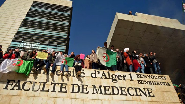 “الكناس” يطالب طلبة الطب بالعودة لمقاعد الدراسة