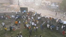 بالفيديو.. 100 قتيل في اشتباكات بين مشجعين خلال مباراة بغينيا