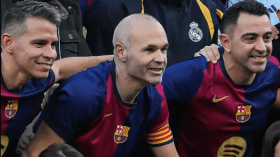 إنييستا يودّع الجماهير في مباراة الأساطير (فيديو)