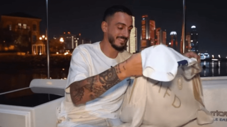 تعليق طريف من خوسيلو على قميص كريستيانو رونالدو (فيديو)