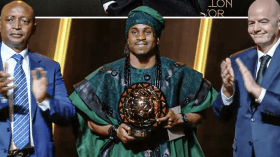 النيجيري لوكمان يتفوق على المغربي حكيمي ويتوج بالكرة الذهبية الإفريقية