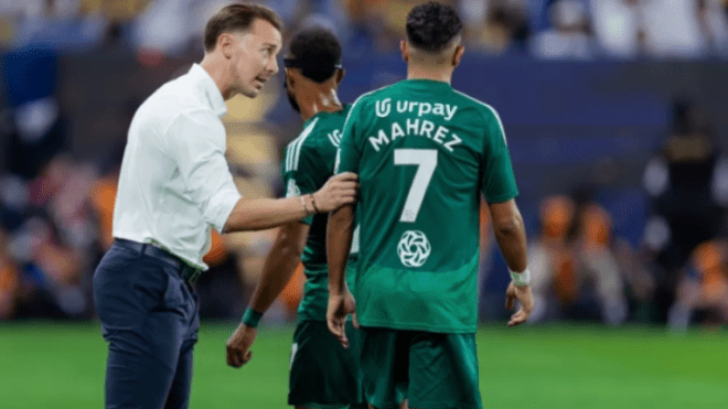 مدرب الأهلي السعودي يرد على شائعات توتر علاقته مع محرز