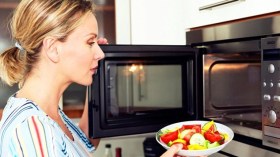 خبراء يحذّرون من ميكروبات خطيرة تعيش داخل الميكروويف