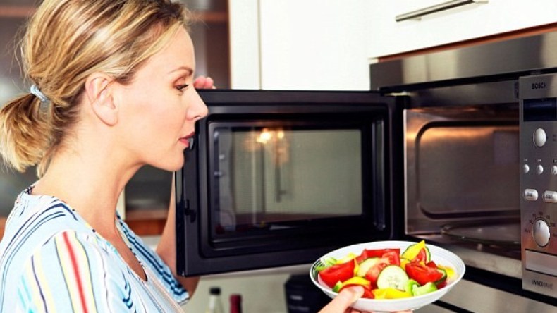 خبراء يحذّرون من ميكروبات خطيرة تعيش داخل الميكروويف