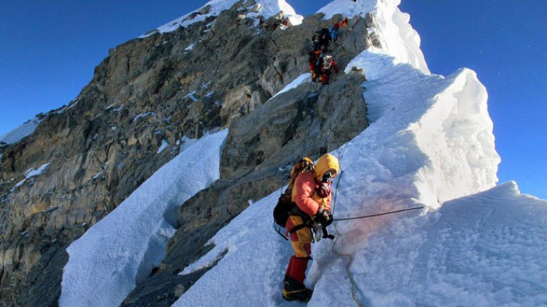 عائلات وشباب يغامرون بتسلّق الجبال لالتقاط “سيلفي” وسط الثلوج