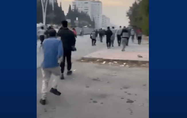 VIDEOS: hommes, femmes et enfants libérés de la prison de Saydnaya