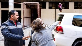 بسبب أهوال صيدنايا.. سورية تقذف المبعوث الأممي بالحذاء خلال زيارته (فيديو)