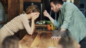 لماذا يخونك زوجك مع امرأة أقل منك جمالا؟