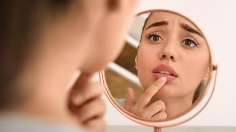 11 علامة على وجهك قد تشير إلى مشكلة صحية