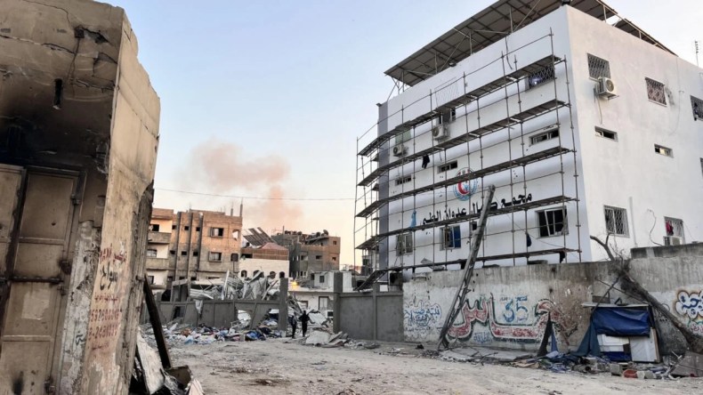الاحتلال يواصل مجازره في بيت لاهيا ويستهدف مستشفى كمال عدوان