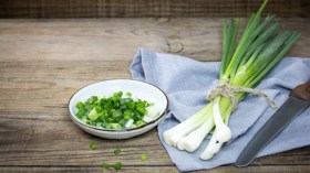 لماذا يجب أن تأكل البصل الأخضر نيئا؟