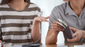 عاملات بلا راتب.. أحد أشكال الإساءة إلى النساء