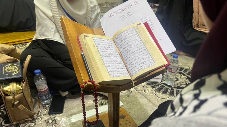 500 حافظ وحافظة يسردون القرآن الكريم في جلسة واحدة