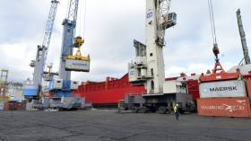 في عملية استثنائية: شحن سفينة تجارية في ظرف قياسي