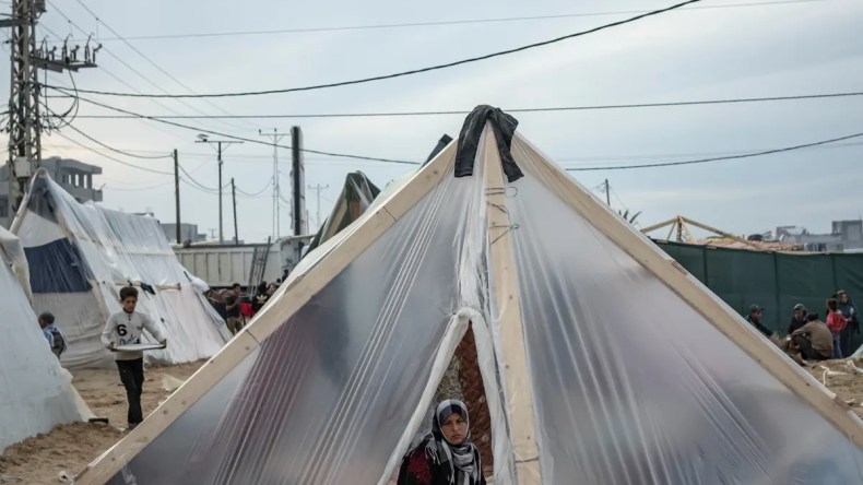 ارتفاع حصيلة الوفيات بسبب البرد في غزة وحماس تعلق