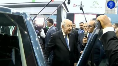 رئيس الجمهورية عبد المجيد تبون يطوف بمختلف أجنحة معرض الإنتاج الجزائري