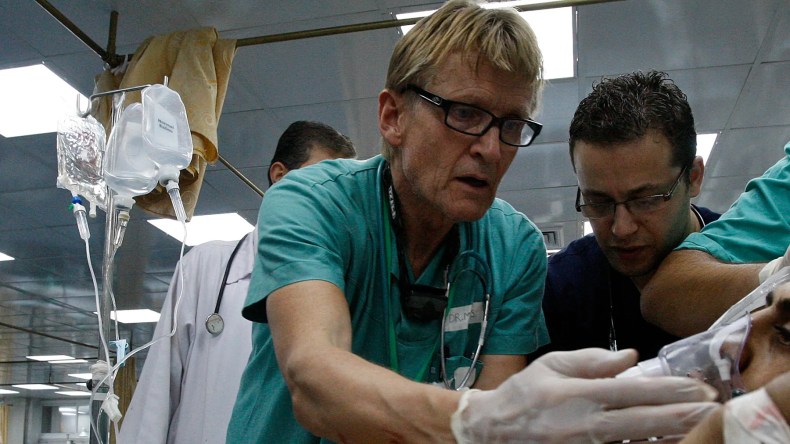 حرق مستشفى كمال عدوان.. الطبيب النرويجي غيلبرت: أشعر بالعار لكوني أوروبيا