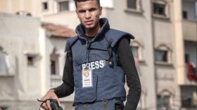 استشهاد الصحفي عمر الديراوي مع والديه في قصف منزله وسط غزة