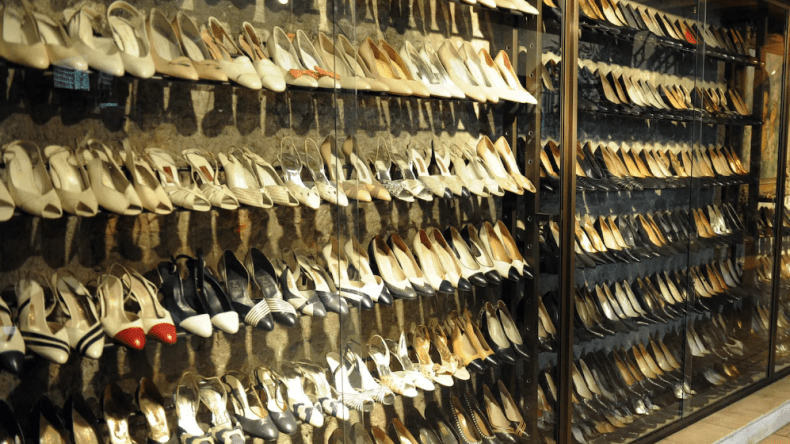 زوجة رئيس دولة سابق مهووسة بالأحذية.. ما القصة؟