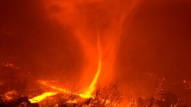 ظهور “إعصار ناري” في حرائق لوس أنجلوس.. هذا ما قاله الخبراء