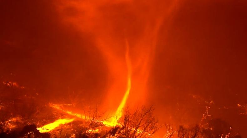 ظهور “إعصار ناري” في حرائق لوس أنجلوس.. هذا ما قاله الخبراء