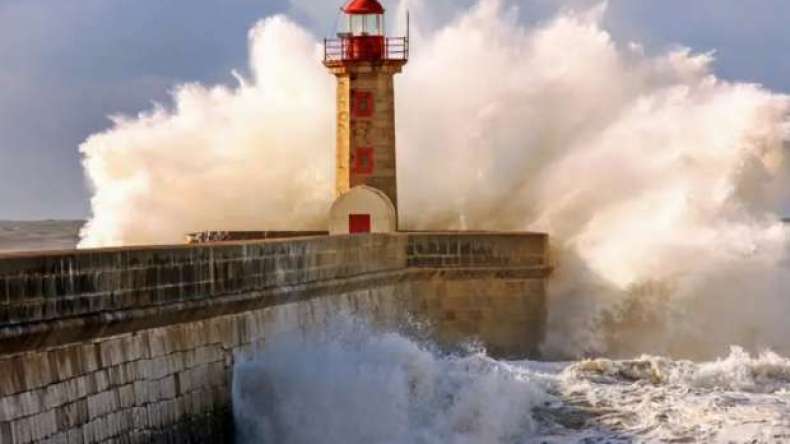 تنبيه: موجات خطيرة تضرب 10 سواحل جزائرية