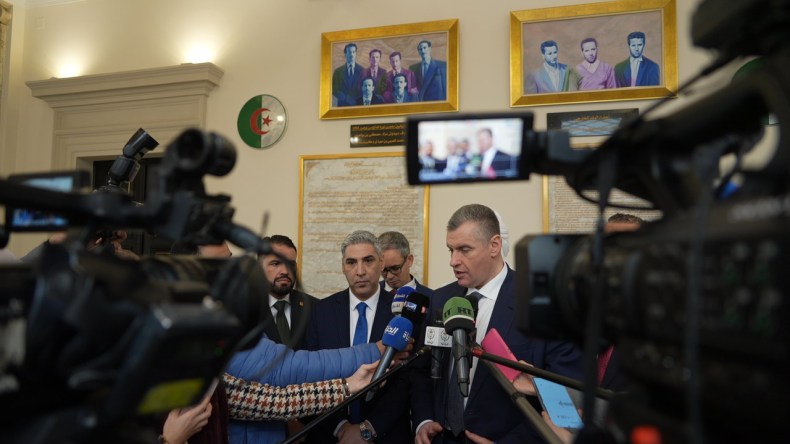 رئيس لجنة الشؤون الخارجية بمجلس الدوما الروسي في الجزائر (فيديو)