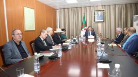 وزير التعليم العالي يبحث سُبل تطوير البحث العلمي في مجال الأمن الصحي