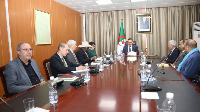 وزير التعليم العالي يبحث سُبل تطوير البحث العلمي في مجال الأمن الصحي