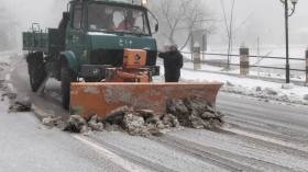 جهود مكثفة لإعادة فتح الطرق المتأثرة بالثلوج في البليدة