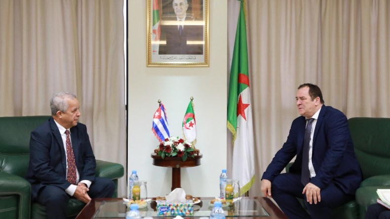 وزير الاتصال يستقبل سفير كوبا بالجزائر لتعزيز التعاون الإعلامي بين البلدين