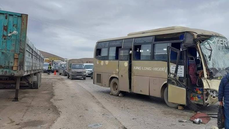 إصابة 14 شخصاً في حادث اصطدام حافلة بشاحنة في سطيف