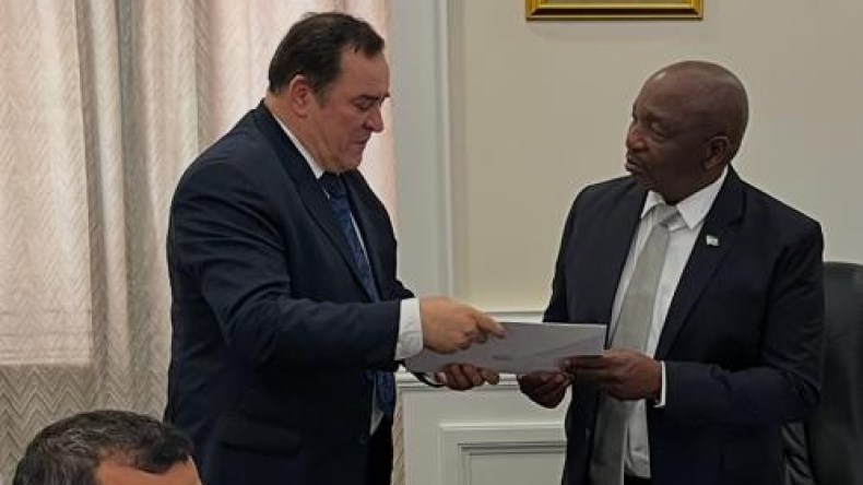 وزير الاتصال يُستقبل من قبل الوزير الأول لمملكة ليسوتو