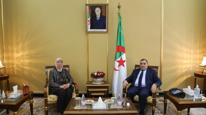 وزير العدل يعقد اجتماعاً مع وزيرة المحافظة السامية للرقمنة