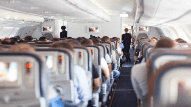 Une passagère ivre sème le chaos, l’équipage lui met du scotch sur la bouche (VIDEO)