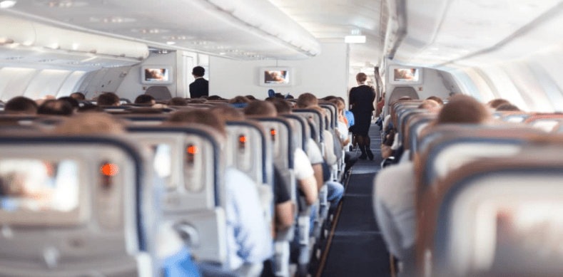 Une passagère ivre sème le chaos, l’équipage lui met du scotch sur la bouche (VIDEO)