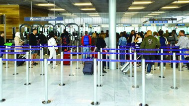 Le mauvais traitement réservé aux Algériens dans les aéroports français dénoncé par la presse nationale