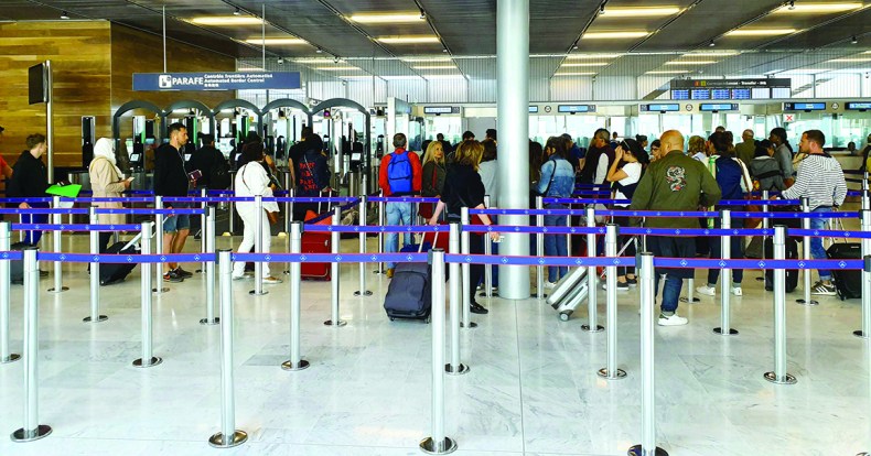 Le mauvais traitement réservé aux Algériens dans les aéroports français dénoncé par la presse nationale