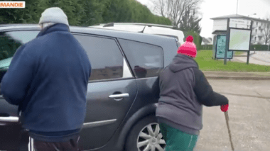 En France, des retraités expulsés de leur logement social et vivent dans leur voiture