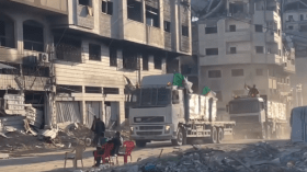 بالفيديو.. وصول أول قافلة جزائرية محملة بالمساعدات الإنسانية إلى غزة