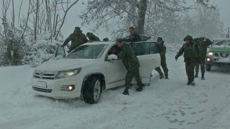 جزائريون يتحدّون الأحوال الجوية!