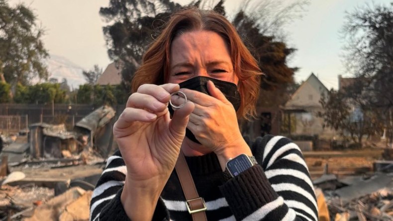 أميركية تتحدث عن لحظة العثور على خاتم زواجها بين ركام منزلها الذي التهمته النيران!