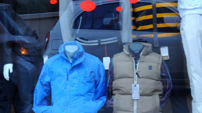 تجار الألبسة الشتوية يتكفلون بالإشهار لبضاعتهم بطرق غريبة