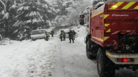 إنقاذ 25 شخصا حاصرتهم الثلوج داخل مركباتهم في تيزي وزو